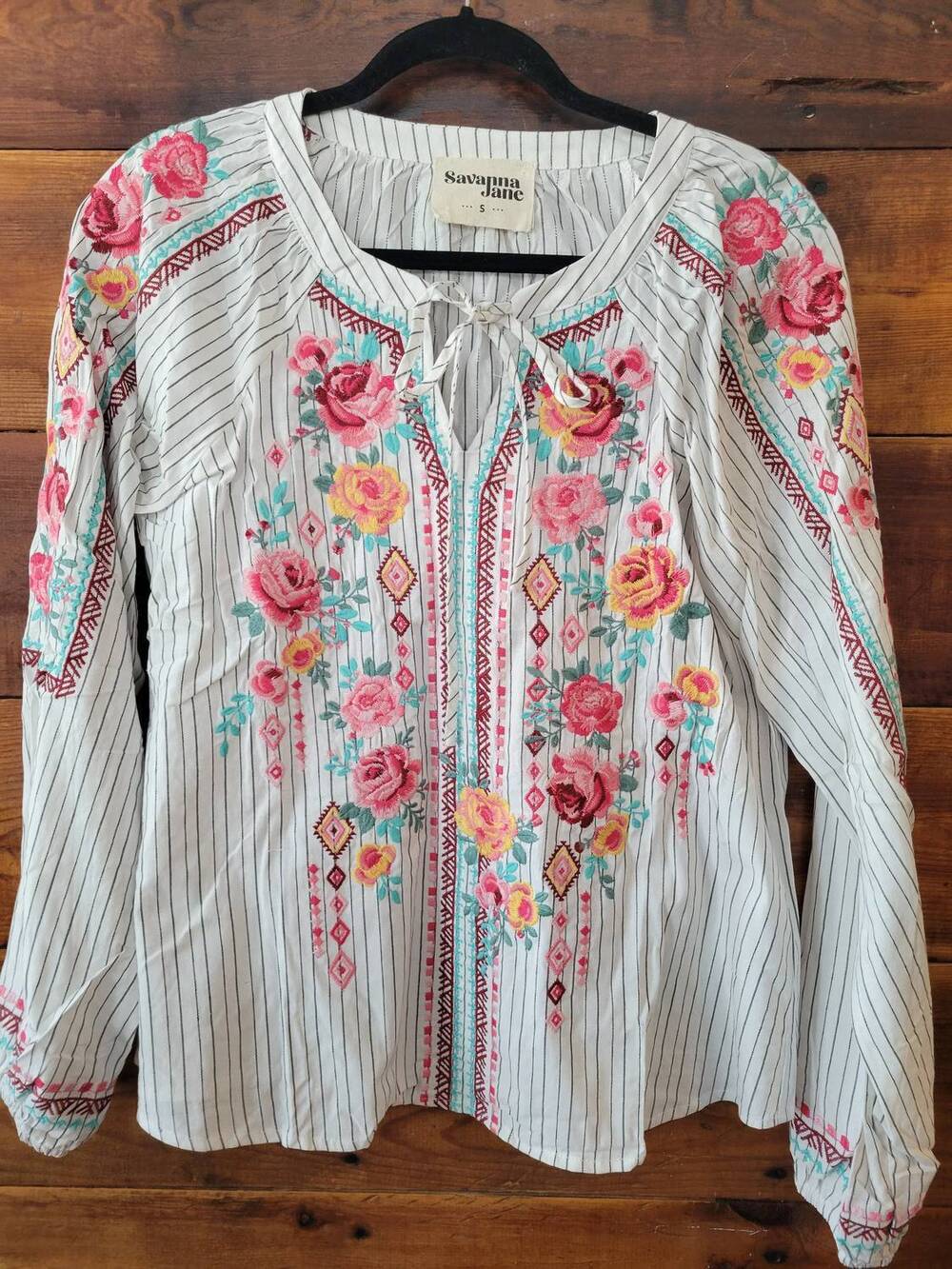 NEW SAVANNAH JANE women's tie front top in ivory charcoal